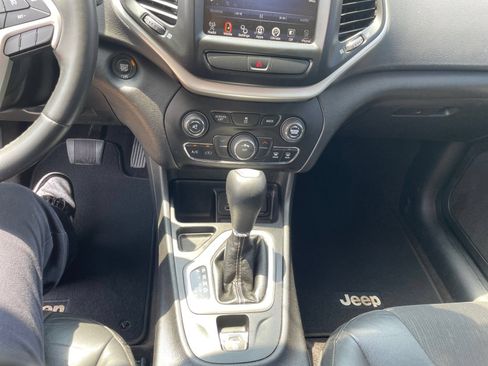 Used 2018 Jeep Cherokee Latitude Plus FWD image 11