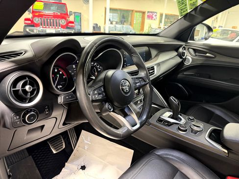 Used 2022 Alfa Romeo Stelvio Ti AWD/4WD image 17