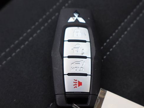 Used 2025 Mitsubishi Outlander SE image 32