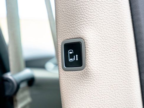 Used 2024 Chrysler Pacifica Touring-L FWD image 40