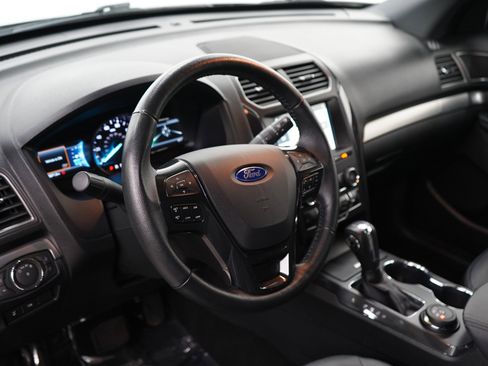 Used 2018 Ford Explorer XLT w/ Equipment Group 202A AWD/4WD image 22