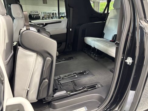 Used 2025 Chevrolet Suburban Premier AWD/4WD image 58