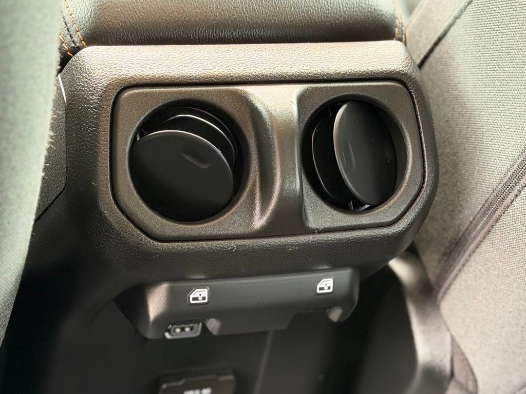 Used 2024 Jeep Wrangler Unlimited Sahara AWD/4WD image 8