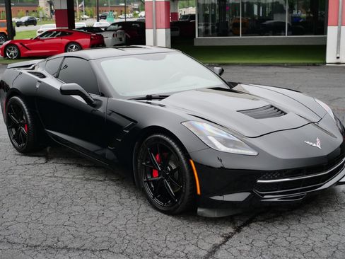 Used 2017 Chevrolet Corvette Stingray Coupe w/ 1LT RWD image 4