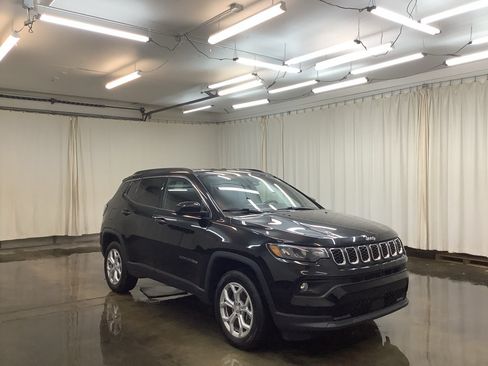 Used 2024 Jeep Compass Latitude AWD/4WD image 3