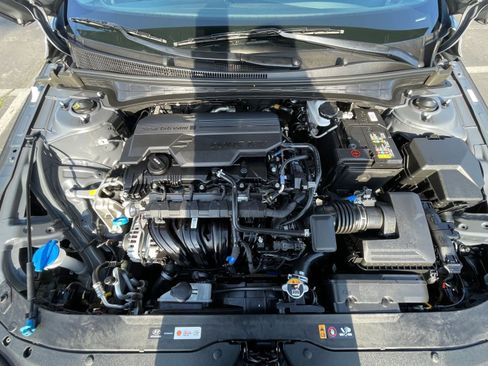 Used 2025 Hyundai Elantra Limited image 35