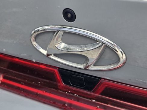 Used 2022 Hyundai Elantra Limited FWD image 11
