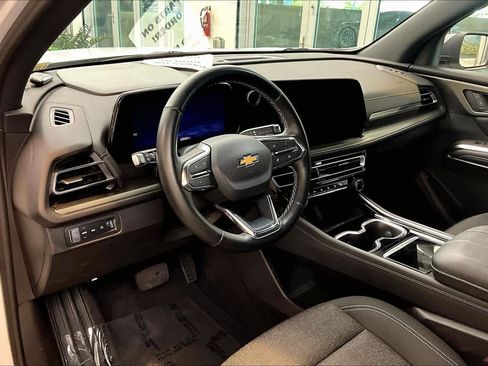 Used 2024 Chevrolet Traverse LT image 32