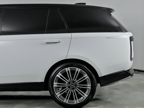 Used 2024 Land Rover Range Rover Long Wheelbase Autobiography image 9