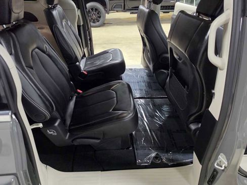 Used 2024 Chrysler Pacifica Touring-L image 12