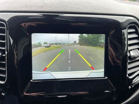 Used 2018 Jeep Compass Latitude w/ Popular Equipment Group FWD image 15
