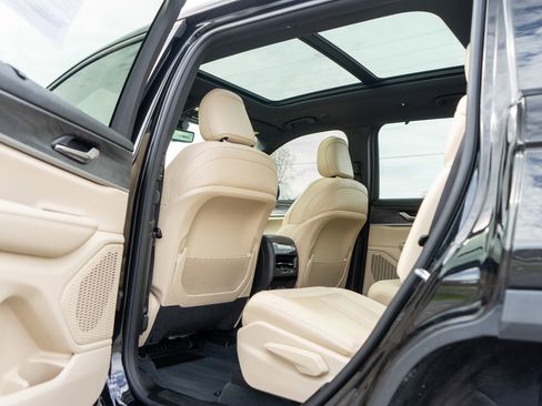 Used 2023 Jeep Grand Cherokee L Limited w/ Luxury Tech Group II image 28