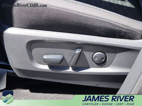 Used 2025 Nissan Pathfinder SV FWD image 25