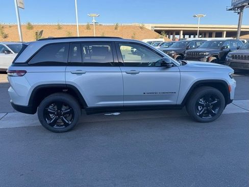 New 2025 Jeep Grand Cherokee Altitude image 7