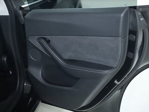 Used 2021 Tesla Model Y Long Range image 30