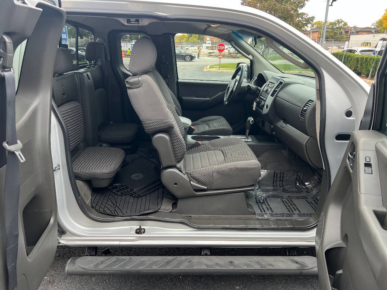 Used 2009 Nissan Frontier SE w/ SE Value Truck Pkg AWD/4WD image 28