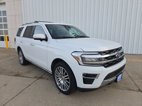 Used 2023 Ford Expedition Limited image 2