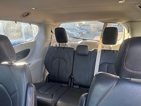 Used 2018 Chrysler Pacifica Touring-L image 10