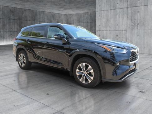 Used 2025 Toyota Highlander XLE AWD/4WD image 10