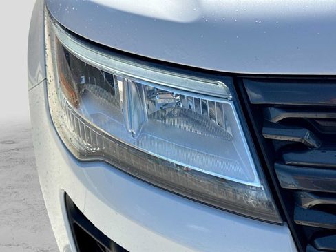 Used 2018 Ford Explorer XLT w/ Equipment Group 202A AWD/4WD image 10
