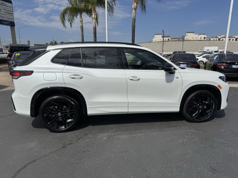 Used 2025 Volkswagen Tiguan SE R-Line FWD image 9