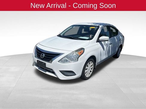 Used 2015 Nissan Versa SV image 1