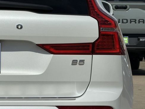 Used 2022 Volvo XC60 B5 Momentum w/ Climate Package image 8