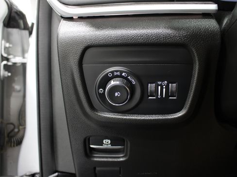 Used 2024 Jeep Grand Cherokee L Limited w/ Black Appearance Package AWD/4WD image 9