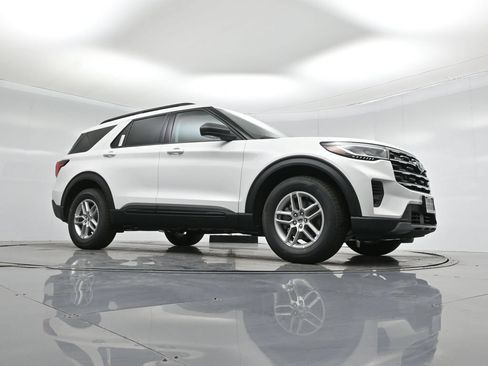 New 2026 Ford Explorer Active RWD image 3