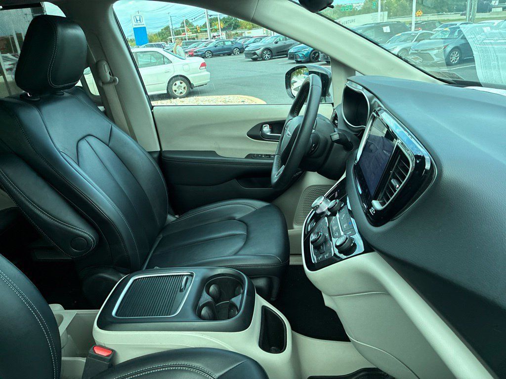 Used 2024 Chrysler Pacifica Touring-L FWD image 23