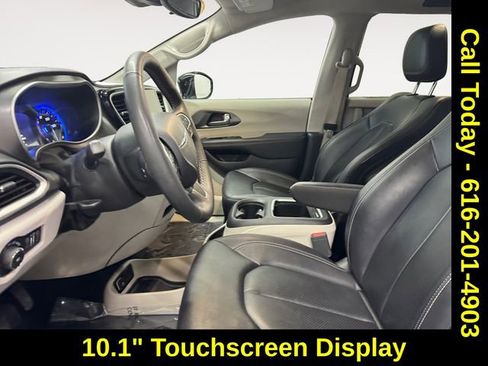 Used 2024 Chrysler Pacifica Touring-L image 7