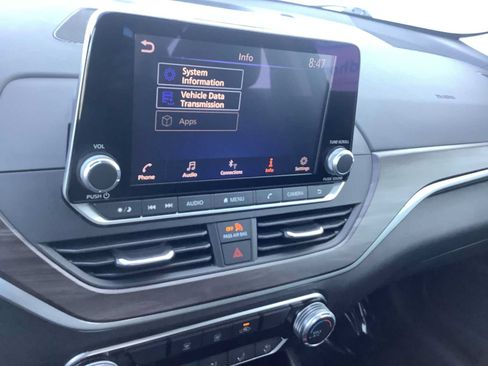 Used 2024 Nissan Altima 2.5 SV FWD image 16