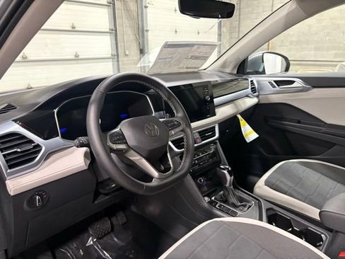 New 2026 Volkswagen Taos SE image 11