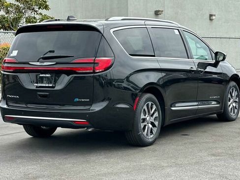 New 2023 Chrysler Pacifica Pinnacle image 4