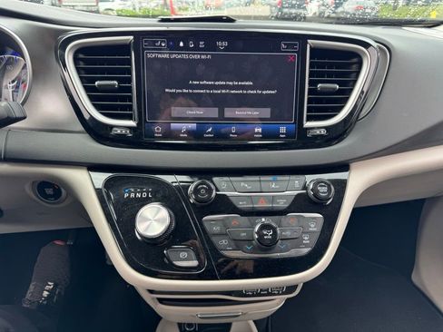 Used 2024 Chrysler Pacifica Touring-L image 9