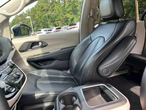 Used 2023 Chrysler Pacifica Touring-L FWD image 9