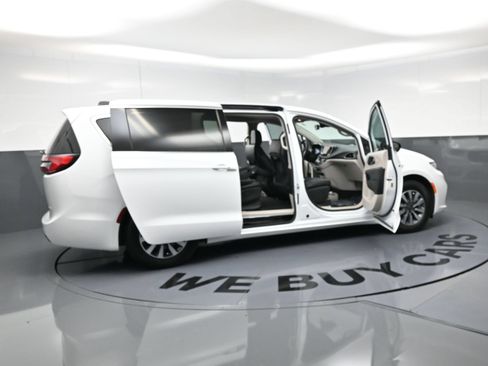Used 2024 Chrysler Pacifica Limited FWD image 26