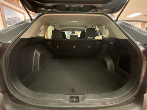 Used 2021 Toyota RAV4 LE FWD image 10