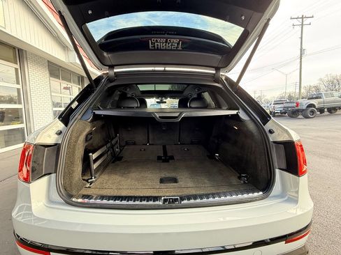 Used 2019 Bentley Bentayga image 32