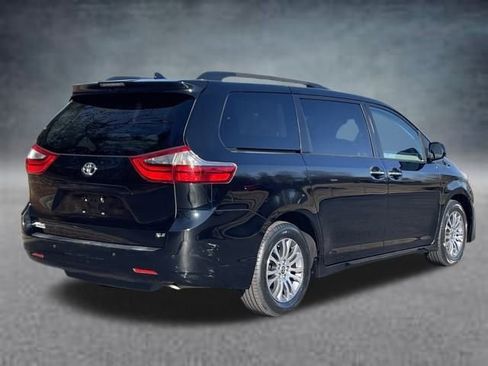 Used 2020 Toyota Sienna XLE image 3
