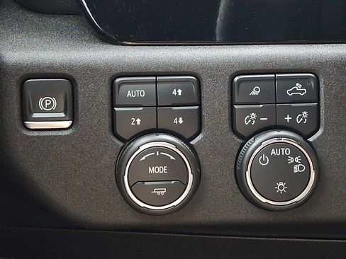 Used 2025 Chevrolet Silverado 1500 LT AWD/4WD image 25