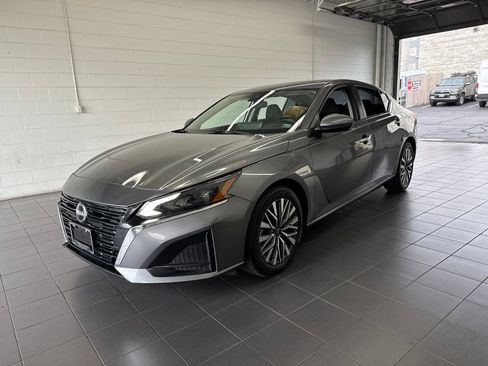 Used 2023 Nissan Altima 2.5 SV w/ SV Premium Package FWD image 4