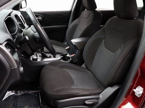 Used 2020 Jeep Cherokee Latitude w/ Cold Weather Group image 9