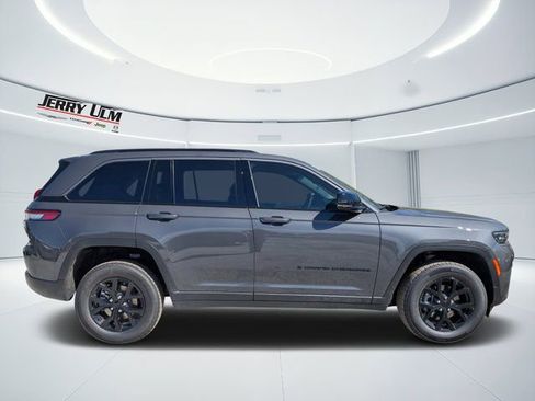 New 2026 Jeep Grand Cherokee Altitude image 2