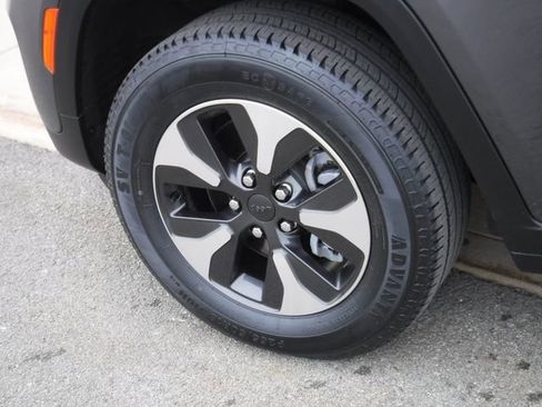 Used 2024 Jeep Grand Cherokee Limited 4xe image 3