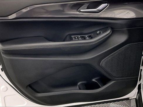 Used 2023 Jeep Grand Cherokee Laredo image 24