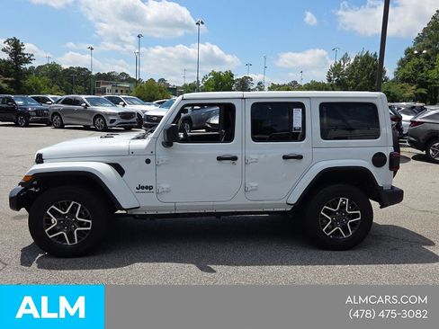 Used 2025 Jeep Wrangler Unlimited Sahara AWD/4WD image 4