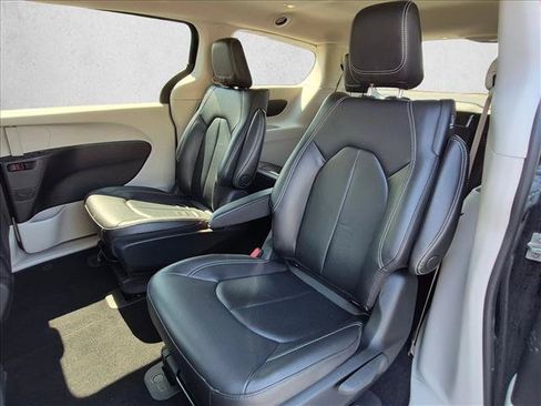 Used 2022 Chrysler Pacifica Touring-L FWD image 17