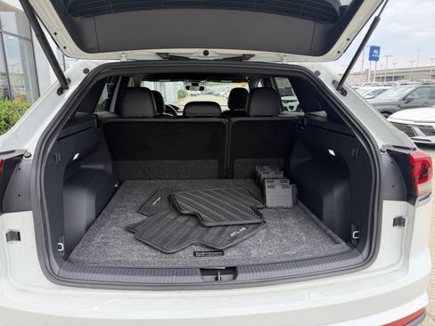Used 2024 Volkswagen Atlas Cross Sport SE AWD/4WD image 11