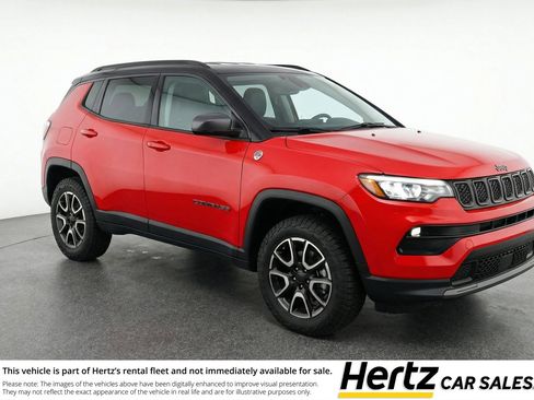 Used 2025 Jeep Compass Trailhawk image 1